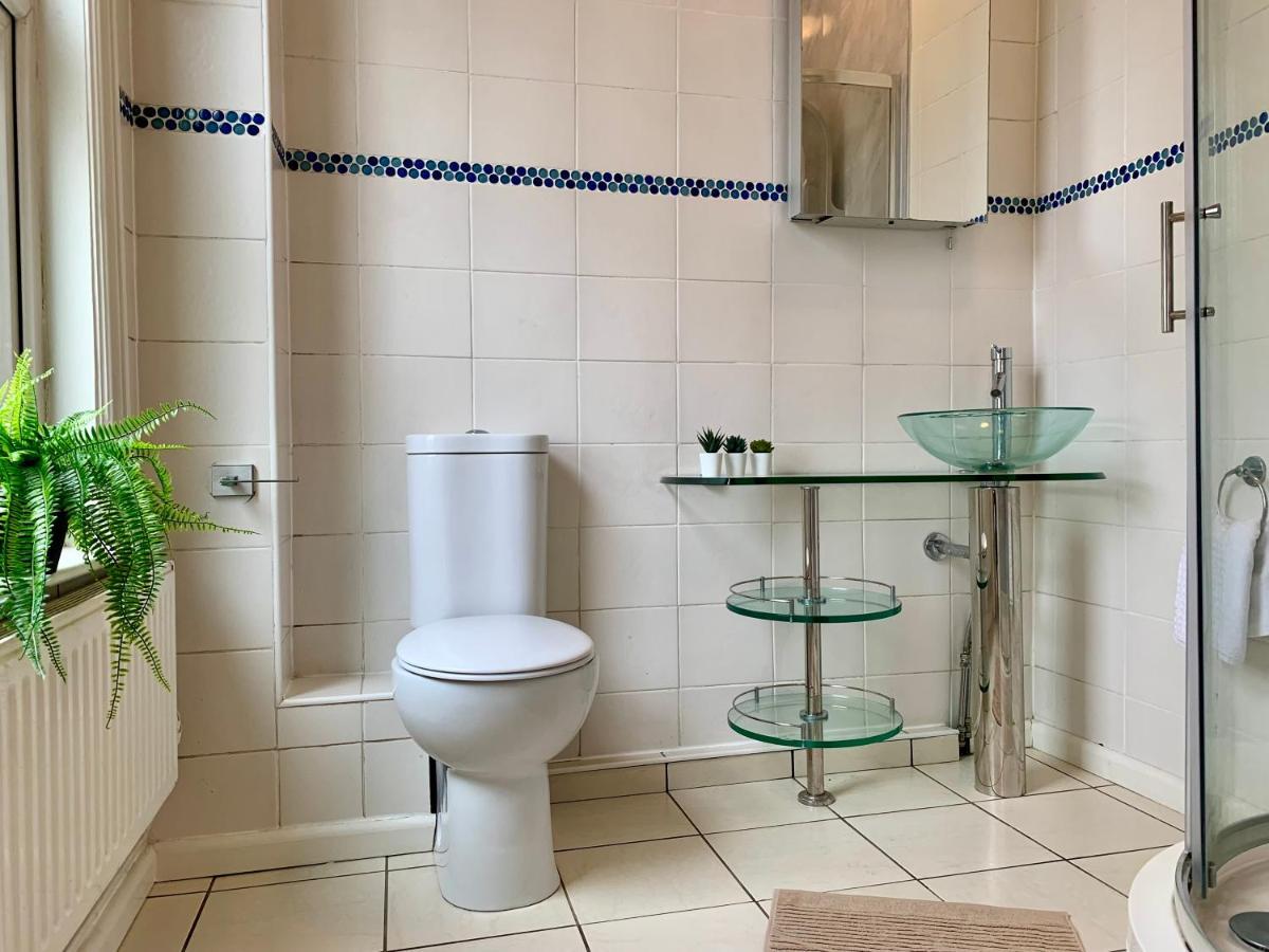 Somerford Place - 6 Beds - Sleeps 12 - Parks 2-3 Cars/Vans Willenhall Kültér fotó