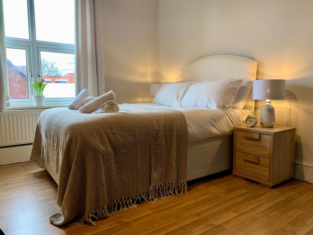 Somerford Place - 6 Beds - Sleeps 12 - Parks 2-3 Cars/Vans Willenhall Kültér fotó