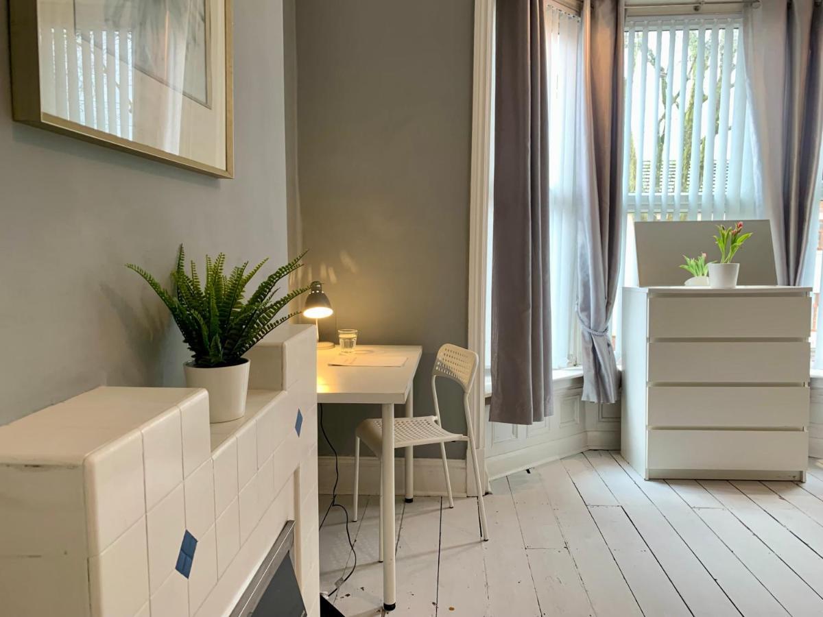 Somerford Place - 6 Beds - Sleeps 12 - Parks 2-3 Cars/Vans Willenhall Kültér fotó