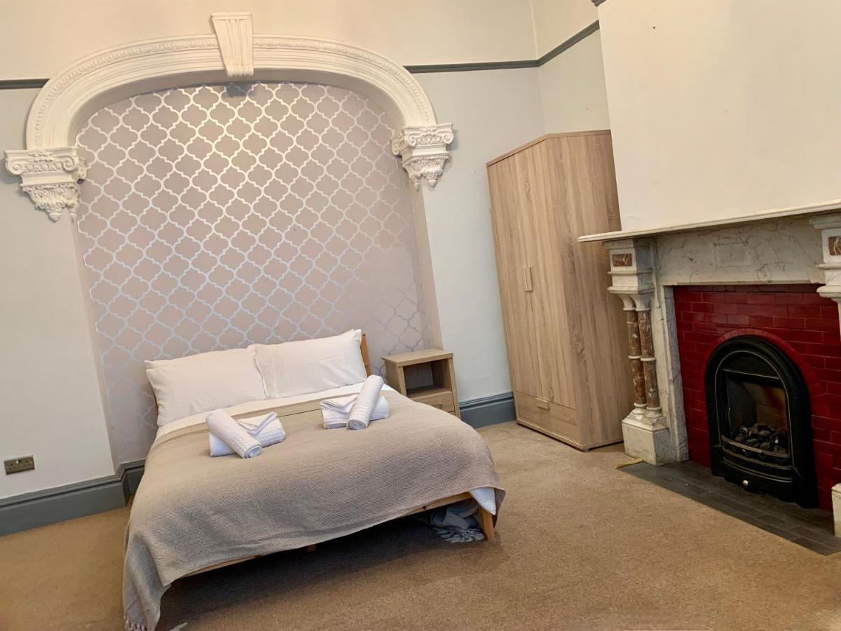 Somerford Place - 6 Beds - Sleeps 12 - Parks 2-3 Cars/Vans Willenhall Kültér fotó