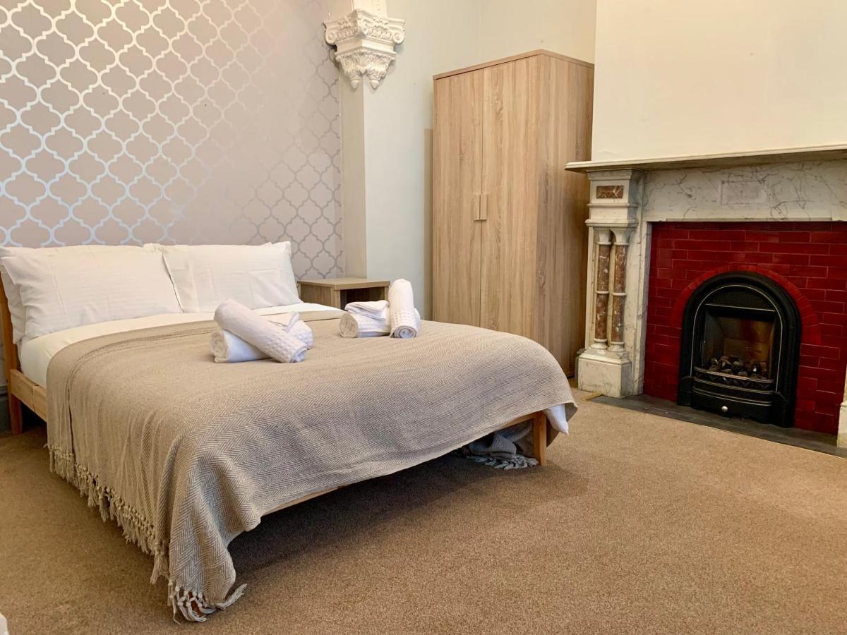 Somerford Place - 6 Beds - Sleeps 12 - Parks 2-3 Cars/Vans Willenhall Kültér fotó