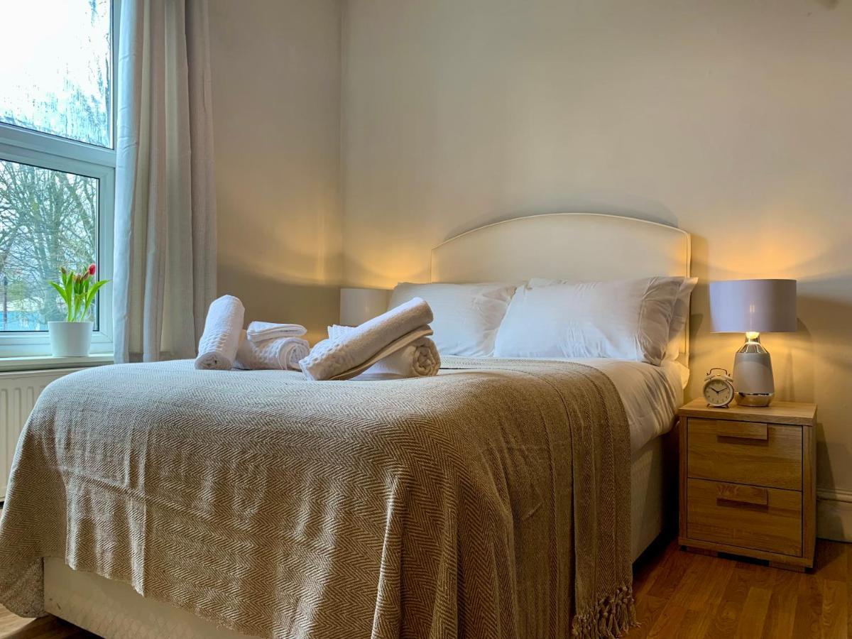 Somerford Place - 6 Beds - Sleeps 12 - Parks 2-3 Cars/Vans Willenhall Kültér fotó
