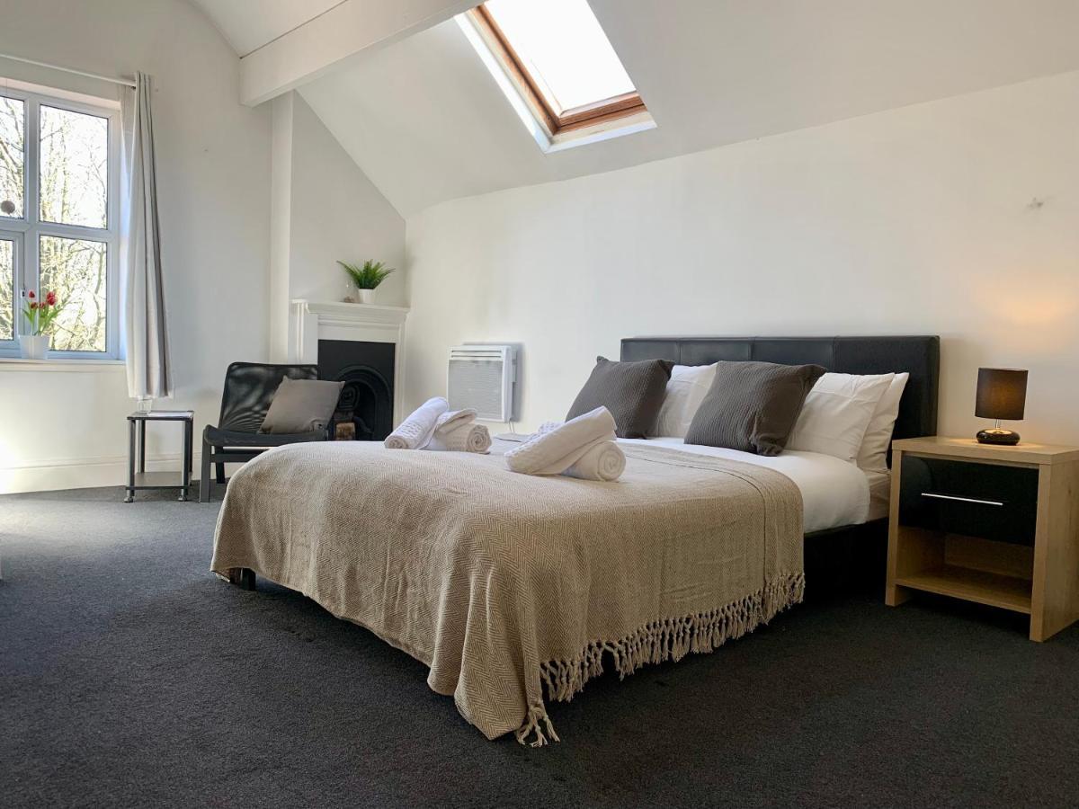 Somerford Place - 6 Beds - Sleeps 12 - Parks 2-3 Cars/Vans Willenhall Kültér fotó
