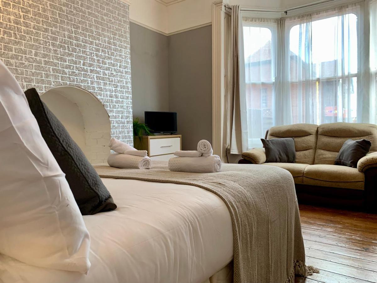 Somerford Place - 6 Beds - Sleeps 12 - Parks 2-3 Cars/Vans Willenhall Kültér fotó